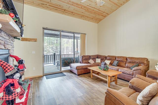 كوزي شو لو كابين بي/ جولفينج آند بيفد هايكينج!