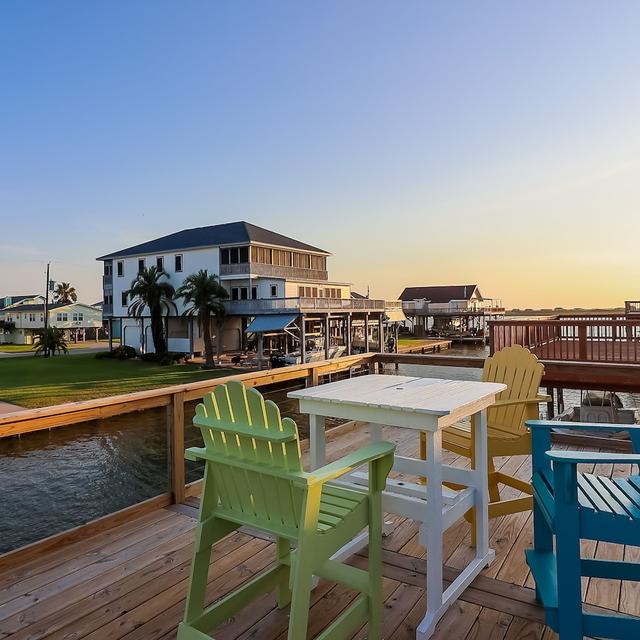 كوم ستاي - آند سايل آواي - آت ثيس لافيلي كانال هوم