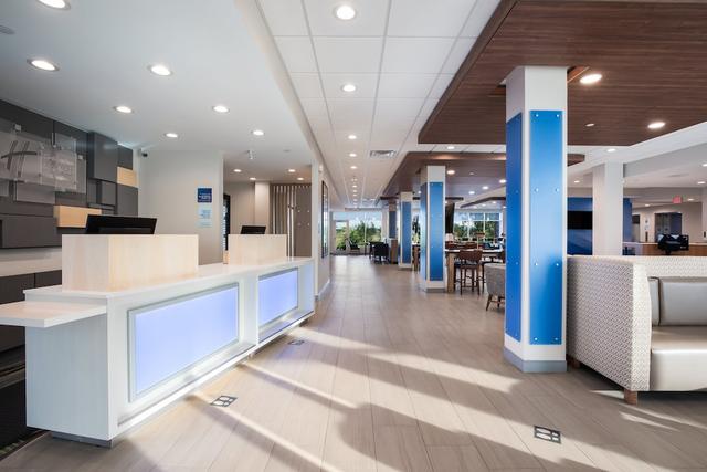 هوليداي إن إكسبرس آند سويتس شيكاغو - هوفمان إستايتس باي آيتش جي