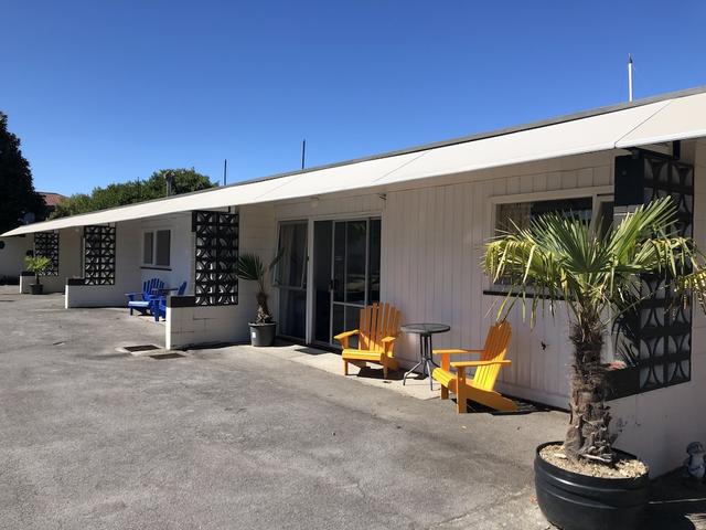 أديلفي موتل