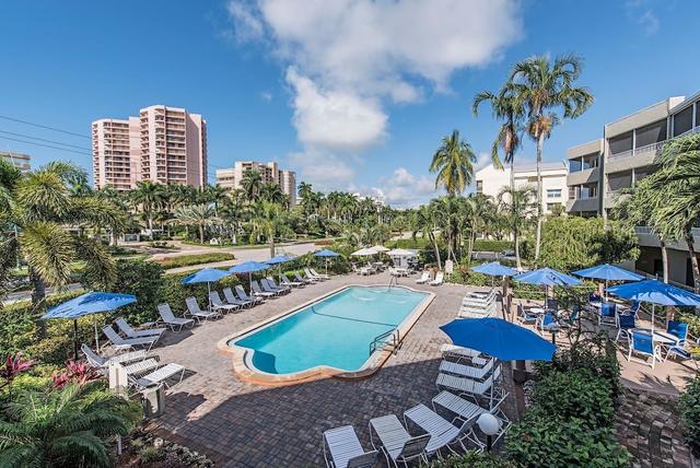 ماكرو بيتش فاكاشن سويتس