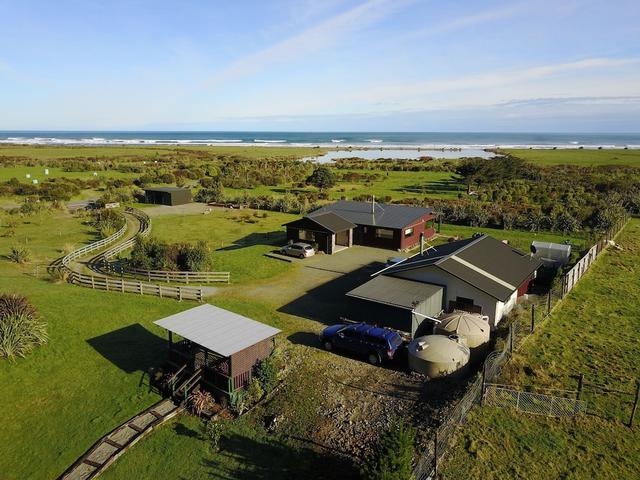 كورو بيتش كابين آند بيد آند بريكفاست هومستاي