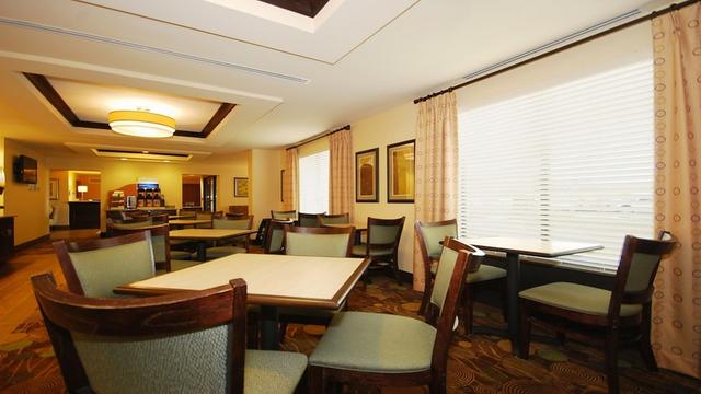 هوليداي إن إكسبرس آند سويتس كيتانينج، آن آي آيتش جي هوتل