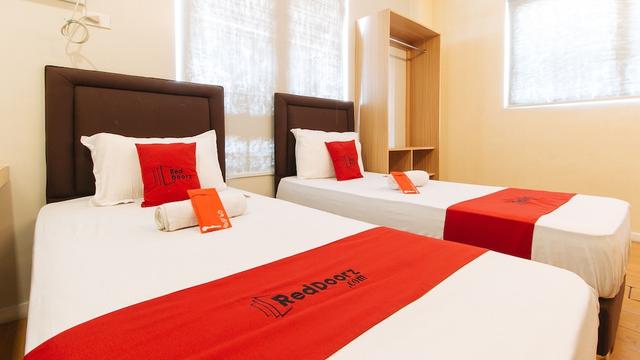 ريد دورز بلس آت إيه ريتا ستريت سان خوان