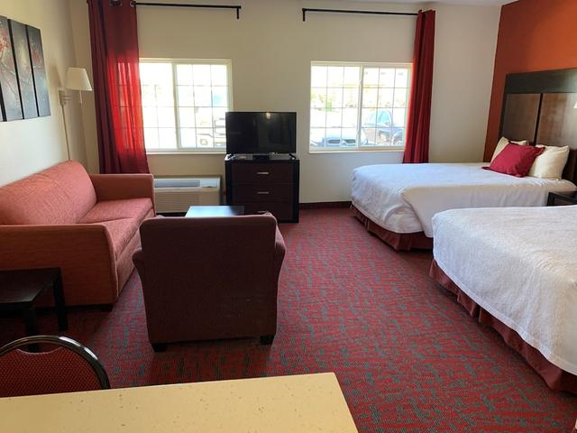 ساندالوود ستوديوز آند سويتس