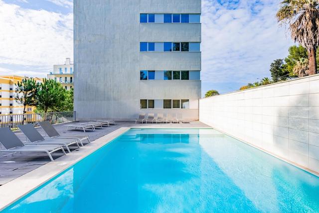 ديلاكس بيتش أبارتمنت سويمينج بول