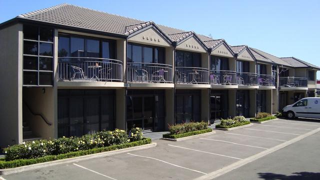 أزينا موتلز