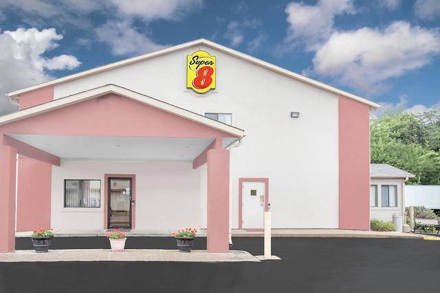 سوبر 8 باي ويندام إيست مولين