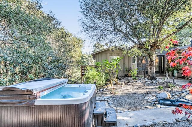 كارميل نيرفانا نير شوبس، ريستورانت، جولف آند بيتش