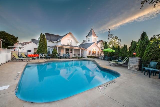 أور جيست إن آند سويتس-داون تاون