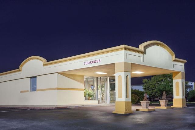 دايز إن باي ويندام ماكدونو