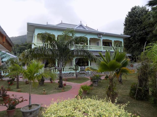 جرين بالم سيلف كايترينج آند شاليه