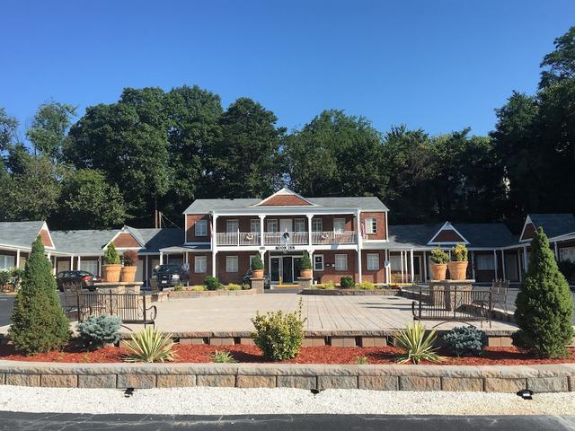 مون إن هوتل