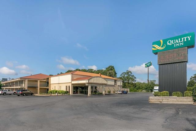 كواليتي إن مانشستر نير أرنل او فاف بي