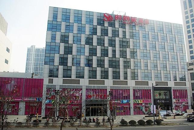 ميتروبلو شينجيانج رايلواي ستاشن وندا سكوير