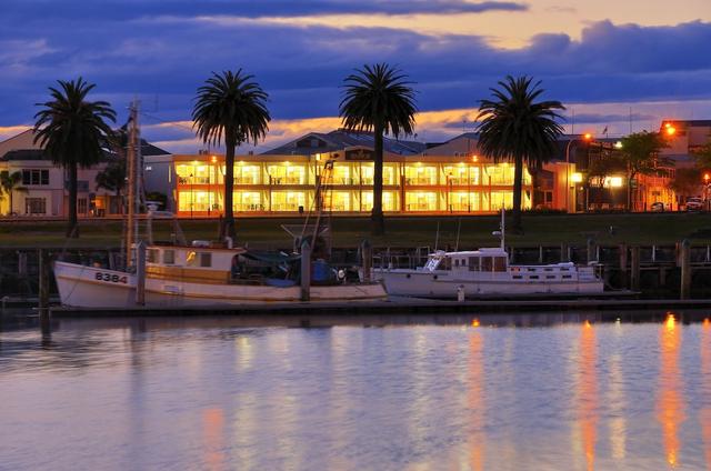 سيناتور موتور إن