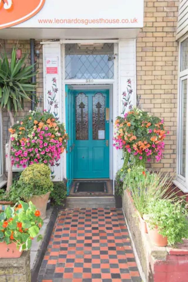 ليورناردوز جست هاوس