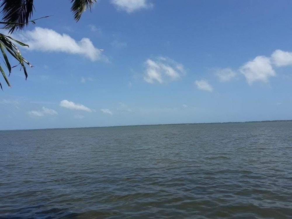 لاجون ويفز هوتل