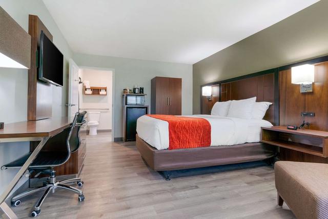 كومفرت إن أنثيوش - سينشري بلازا