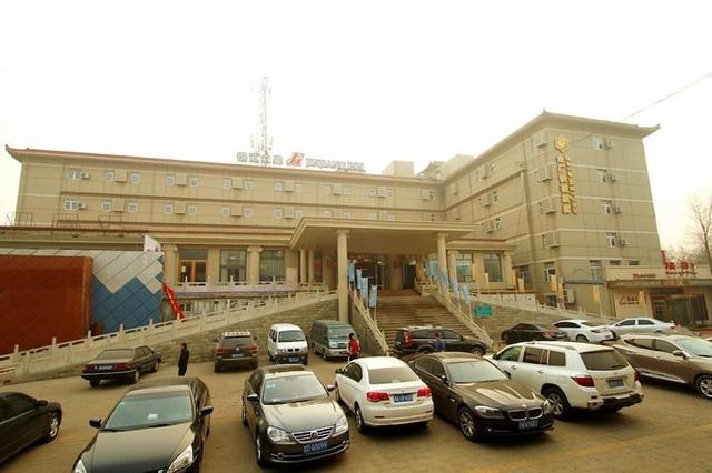 جينجيانغ إن تشانجتشي بايي سكوير