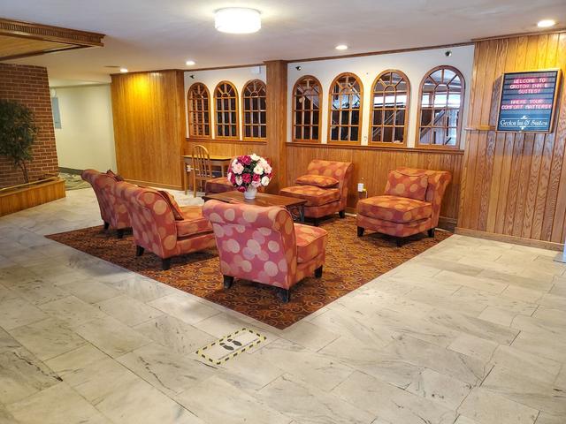 جروتون إن آند سويتس