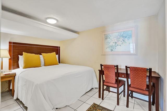 جورجيس 1 بد روم أبارتمنت، إيه ووك فروم ذا بيتش