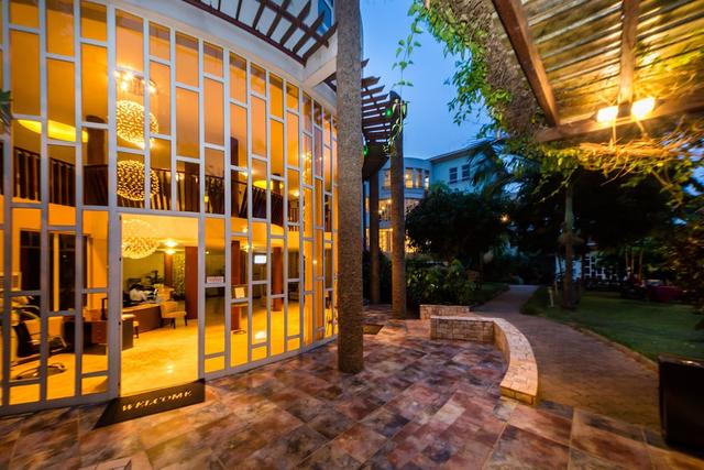 إمبيريال هايتس هوتل، إنتيبي