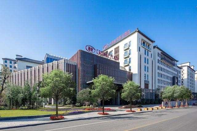 كراون بلازا ووتزين بٓي آيتش جي