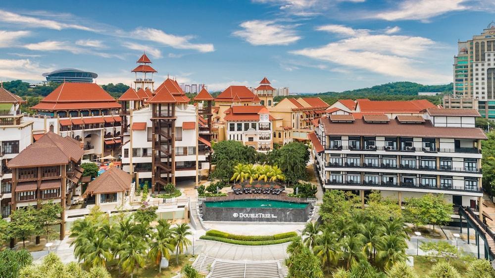 دبل تري باي هيلتون بوتراجايا ليك سايد