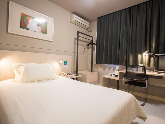 جينجيانج إن هيزي كوتش ستيشن