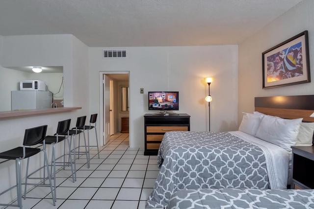 أمايزينج 1 بد روم أبارتمنت ويذ بول، هالاندال بيتش!