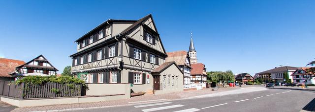 أوتل إيجلي دور