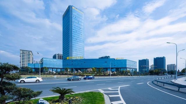 هيلي نيو سانتشري غراند هوتل هايان