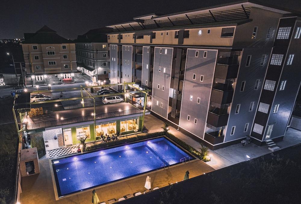 Gold Airport Suites