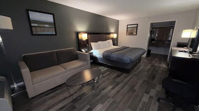 ويلكس بار إن آند سويتس