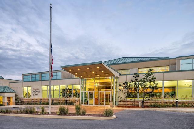 فندق ومركز مؤتمرات رمادا من ويندهام ستيت كوليدج