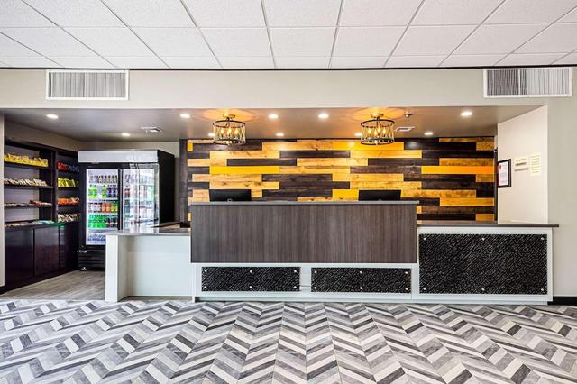 كلاريون إن آند سويتس نير داون تاون