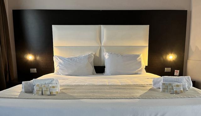 إي إتش سويتس روم آيربورت