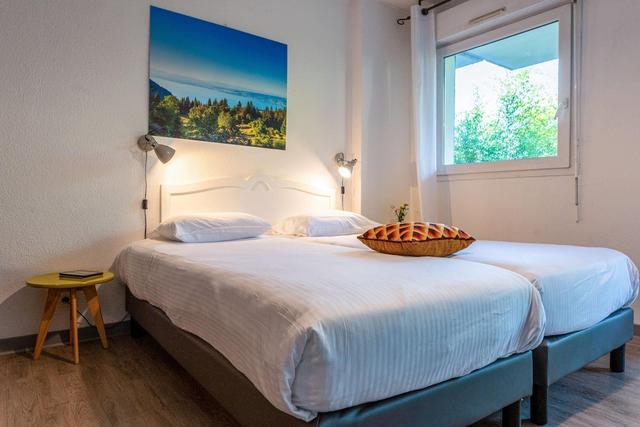 زينيتود إيفيان ليه تيراسيس دو لاك، آن أسيند كوليكشن هوتل