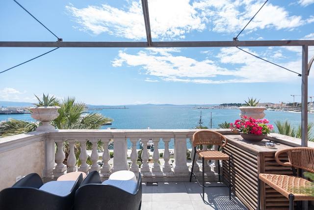 ريفا لاكشري سويتس