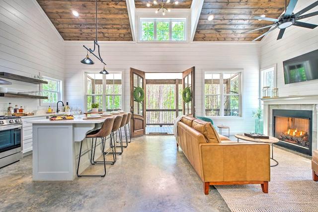 Secluded Broken Bow Cabin: Hot Tub + Fire Pit!