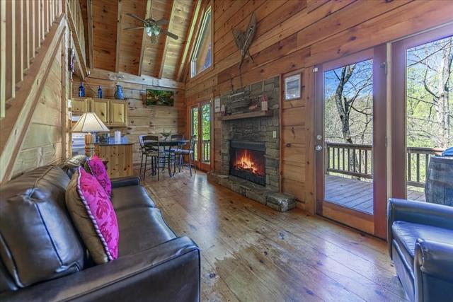 Alessandras - Beautiful Rustic-chic Riverfront Cabin Fireplace pet Friendly